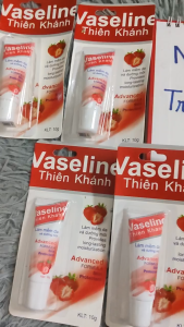 Vaseline thiên khánh hỗ trợ làm mềm da và dưỡng môi bị nứt nẻ khô