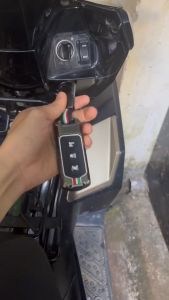 Ốp Chìa Khóa Xe Máy Honda SH300i ADV 750 Hợp Kim Cao Cấp Họa Tiết 3 Sọc Màu Và Cờ Ý Lịch Lãm Sang Trọng