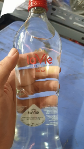 1 Thùng tương đương 20 chai) nước Khoáng thiên nhiên  Lavie Chai Thủy Tinh 450ml có gas