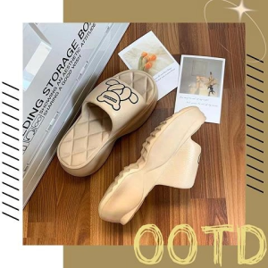 DMshoes   พร้อมส่งในไทย รองเท้าแตะแฟชั่นแบบสวม เสริมส้นนิดๆ เลือกได้ 3 สี สีไหนก็จึ้ง ใส่สบายแมทช์ง่าย ราคาถูก ไม่ซื้อพลาดมาก