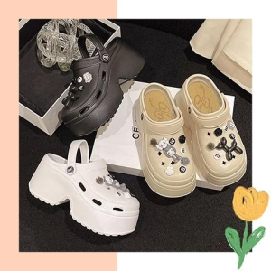 Lishops ใหม่ รองเท้าแตะแฟชั่นสุดฮิตทรงหัวโตใส่กันเยอะมาก แต่รุ่นนี้มากับความสูง 3 นิ้วถูกใจสายเสริมส้น วัสดุยางน้ำหนักเบาพื้นนิ่ม มีหลายสีให้เลือกแถมไปกับตัวติดลายการ์ตูนสุดเท่ห์