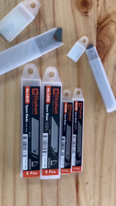 ตราช้าง ใบมีด คัตเตอร์ 30 ํ / 45 ํ องศา (หลอด 6 ใบ) ตราช้าง (ขนาดเล็ก/ขนาดใหญ่)