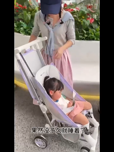 Xe đẩy du lịch gấp gọn cho bé Kinderkraft đi máy bay siêu nhẹ chỉ với 5KG tải trọng 50kg dễ dàng gấp gọn bằng 1 tay