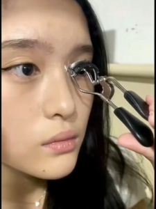 Penjepit Bulu Mata Dengan Sisir Eyelash Curler Pelentik Bulu Mata PENJEPIT BULUMATA DENGAN SISIR EYELASH  / PELENTIK BULU MATA