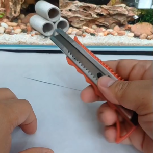 มีดคัตเตอร์รักษ์โลก คัตเตอร์ใหญ่ ผลิตจากวัสดุรีไซเคิล ใบมีดคม เปลี่ยนใบได้ ใช้งานได้ดี ทุกชิ้นส่วนใช้วัสดุreuseทั้งหมด คละสี (1 ชิ้น)