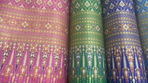 ผ้าเมตร ผ้าคอตต้อน 100% พิมพ์ลายลายไทย ผ้าลายไทยมีเชิง ผ้าลายไทยพื้นเมือง หน่วยขายเป็นเมตร หน้ากว้าง 45 นิ้ว