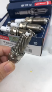 Bộ 4 Bugi Denso Iridium Xe Toyota Innova ForTuner ren 14 chân dài chi tiết mô tả- kim 90919-01247 FK20HR11