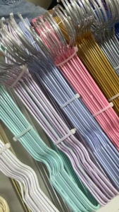 PAUS BIRU【 400 ชิ้น ยกลัง 】ไม้แขวนเสื้อผ้า ไม้แขวนเสื้อสแตนเลสหุ้มยางกันลื่น (พร้อมส่งจากไทย)