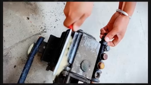 Bàn Chải Sắt Đánh Rỉ - Chổi Sắt Chà Rỉ Cầm Tay Cán Đỏ Loại Đẹp 90g