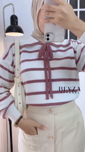 Atasan Wanita Rajut Motif Garis & Desain Kerah Lucu