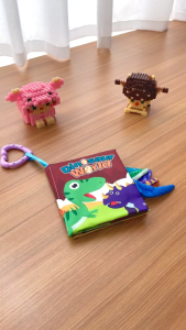 Sách vải cho bé chủ đề khủng long 6529-2 kích thích đa giác quan [Kích thước 12x12cm 8 mặt an toàn tuyệt đối cho bé]