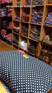 Sarung Bantal Guling Multifungsi Motif Polkadot Momiku dengan Resleting Jepang 50cm dan Kain Katun Super Quality