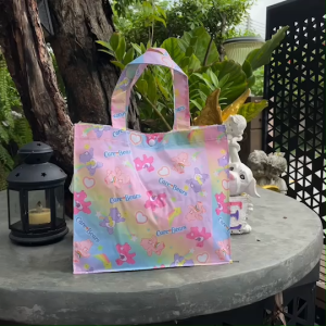 กระเป๋าอเนกประสงค์ ไซส์เล็ก ผ้าเคลือบกันน้ำ ประดุมปิดด้านบน งานน่ารัก แผ่นรองใต้ ขนาด 28×25×12 cm