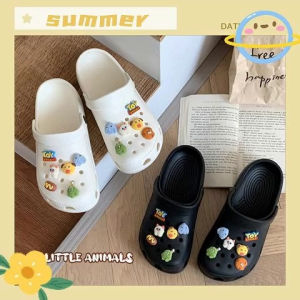 Sheii ใหม่พร้อมส่ง รองเท้าแตะแฟชั่น มาพร้อมตัวติดน่ารักๆ ยางนิ่มน้ำหนักเบาใส่สบาย มีสายรัดส้น กันลื่นแน่นๆ ใส่สบายมาก แมทช์ลุคไหนก็ปังสุดๆ จัดเลย