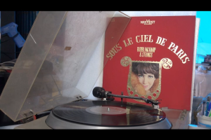 1 แผ่นเสียง 12นิ้ว h58 SOUS LE CIEL DE PARIS แผ่นVG+ริ้วรอยบาง เสียงรบกวนปานกลาง ไม่มีรอยลึก แผ่นล้างทำความสะอาดแล้ว ปกVG++มีตำหนิขอบนิดหน่อย ขอบไม่ขาด สันไม่ทะลุ