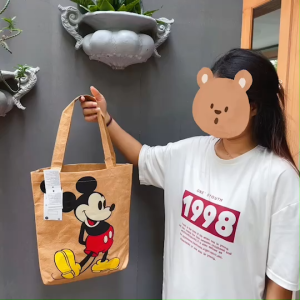 💥SALE💥 ล้างสต๊อค Kraft Bag กระเป๋าสะพายไหล่ งานป้าย วัสดุทำจากผ้า kraft เคลือบกันน้ำ ขนาด 35.5*26 cm. ขยายข้างได้ 10 cm.