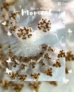 พวงมาลัยคริสตัลลายข้าวหลามตัดสีทองใส อุบะร้อยคริสตัล 2 ชั้น ดอกยกลอย อุบะร้อยคริสตัล 9 ชาย กว้าง 9.5 x ยาว 19 x หนา 1.5