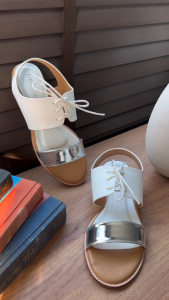 Sinsatree SSTS004 รองเท้าแตะรัดส้น ผูกเชือก ตกแต่งคาดสีเงิน