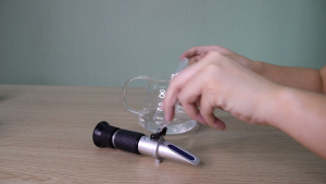 Yieryi Handheld Brix Refractometer Sugar Meter Range 0-90% Sugar Food Measurement Tool with box