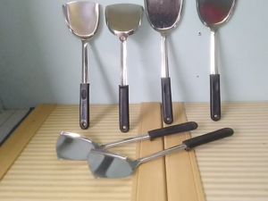 Spatula Stainless Steel Gagang Hitam Tebal: Alat Memasak Berkualitas