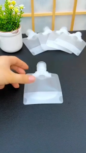 FLIP - Botol Refill Plastik 100ml Tutup Fliptop Tempat Sabun dan Shampo Travel Siz