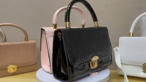 กระเป๋าสะพายข้างแฟชั่น มีเนื้อสัมผัสที่สวยงาม สามารถจุของได้เยอะ หนังpu