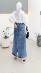 Rok Jeans Skirt Theana\\n\\nRok jeans wanita adalah pilihan yang modis dan praktis bagi setiap wanita. Salah satu pilihan terbaik adalah Rok Jeans Skirt Theana, yang menawarkan desain dan kelebihan unik. Mari kita bahas lebih lanjut tentang Rok Jeans Skirt Theana, bagaimana memilih rok jeans panjang yang tepat, dan cara mengenakannya untuk acara.\\n\\n Apa Itu Rok Jeans Skirt Theana?\\n\\nRok Jeans Skirt Theana adalah pilihan rok jeans wanita yang modis dan praktis. Dengan desain yang menarik dan kualitas bahan yang baik, Rok Jeans Skirt Theana cocok untuk berbagai acara dan gaya.\\n\\n Bagaimana Desain Rok Jeans Skirt Theana?\\n\\nDesain Rok Jeans Skirt Theana sangat menarik dan modern. Dengan potongan lurus dan panjang yang sesuai, rok jeans ini cocok untuk berbagai bentuk tubuh. Rok Jeans Skirt Theana juga tersedia dalam berbagai warna dan model, sehingga Anda dapat memilih yang sesuai dengan selera Anda.\\n\\n Kelebihan Rok Jeans Skirt Theana\\n\\nRok Jeans Skirt Theana menawarkan beberapa kelebihan, antara lain:\\n\\n- Desain modis dan modern\\n- Kualitas bahan yang baik\\n- Cocok untuk berbagai bentuk tubuh\\n- Tersedia dalam berbagai warna dan model\\n\\n Bagaimana Memilih Rok Jeans Panjang yang Tepat?\\n\\nMemilih rok jeans panjang yang tepat sangat penting untuk mendapatkan penampilan yang sempurna. Berikut beberapa tips memilih rok jeans panjang sesuai bentuk tubuh:\\n\\n- Untuk bentuk tubuh pear, pilih rok jeans panjang dengan potongan lurus dan pinggang tinggi untuk menyeimbangkan bentuk tubuh.\\n- Untuk bentuk tubuh apel, pilih rok jeans panjang dengan potongan A-line atau gaun untuk menutupi bagian atas tubuh.\\n- Untuk bentuk tubuh persegi, pilih rok jeans panjang dengan potongan lurus dan pinggang rendah untuk memberikan kesan lebih ramping.\\n\\n Perbedaan Rok Jeans Panjang & Skirt Jeans Casual\\n\\nRok jeans panjang biasanya lebih formal dan cocok untuk acara-acara tertentu, sementara skirt jeans casual lebih santai dan cocok untuk kegiatan sehari-hari. Rok jeans panjang juga memiliki potongan yang lebih lurus dan pinggang yang lebih tinggi dibandingkan dengan skirt jeans casual.\\n\\n Bagaimana Mengenakan Rok Jeans untuk Acara?\\n\\nMengenakan rok jeans untuk acara bisa menjadi pilihan yang modis dan praktis. Berikut beberapa cara mengkombinasikan rok jeans dengan atasan modis:\\n\\n- Untuk acara santai, kombinasikan rok jeans dengan blouse atau kaos modis.\\n- Untuk acara semi-formal, kombinasikan rok jeans dengan blazer atau kemeja.\\n- Untuk acara formal, kombinasikan rok jeans dengan blouse atau kemeja berwarna gelap.\\n\\n Tren Mengenakan Rok Jeans untuk Acara\\n\\nBeberapa tren mengenakan rok jeans untuk acara saat ini antara lain:\\n\\n- Menggunakan rok jeans dengan atasan berwarna gelap untuk memberikan kesan lebih formal.\\n- Menggunakan rok jeans dengan sepatu hak tinggi untuk memberikan kesan lebih elegan.\\n- Menggunakan rok jeans dengan aksesori sederhana untuk memberikan kesan lebih modis.\\n\\nRok Jeans Skirt Theana adalah pilihan yang modis dan praktis untuk setiap wanita. Dengan desain yang menarik dan kualitas bahan yang baik, Rok Jeans Skirt Theana cocok untuk berbagai acara dan gaya. Pastikan untuk memilih rok jeans panjang yang tepat sesuai bentuk tubuh Anda dan kombinasikan dengan atasan modis untuk mendapatkan penampilan yang sempurna.\n}