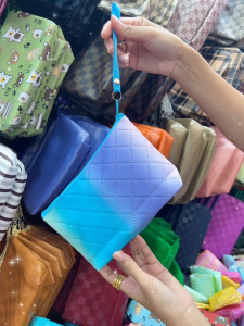 กระเป๋าใส่เครื่องสำอางใส่ของจุกจิกใส่โทรศัพท์มือถือ ถือคล้องแขนได้สะดวกสบายต่อการใช้งาน (ขนาดยาว8นิ้วกว้าง5นิ้ว)ผลิตจากโรงงานไทย ออเดอร์สินค้าได้