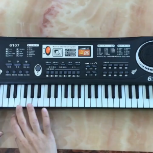 เปียโนอิเล็กทรอนิกส์ เปียโนเด็ก คีย์บอร์ด 61 พร้อมไมโครโฟน เปียโนเด็ก ผู้เริ่มเรียนใหม่เปียโนอิเล็กทรอนิกส์พกพา 200 โทน เปียนโนเด็ก