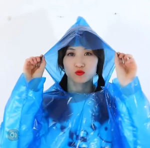 ชุดกันฝนแบบพกพาได้ สำหรับผู้ใหญ่ เสื้อกันฝนและกางเกงคลุมเท้า วัสดุโพลีเอสเตอร์ แบบมีฮู้ด น้ำหนักเบา พกพาสะดวก