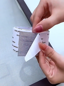 กาว สมุนไพร ที่มีการซ่อมเสร็จ ด้วยเทปกาวซ่อมมูลลวด กันยุง ใช้งานง่าย สามารถซ่อมแซมได้ด้วยตนเอง ลอกแล้วแปะได้เลย สติกเกอร์กาวแน่น ไม่หลุดง่าย ตัดแบ่งได้