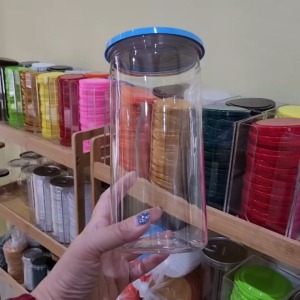 กระปุกออมสิน #1400 ทรงกระบอก ใหญ่จัมโบ้ แถมสติ๊กเกอร์ตกแต่ง 3 ชิ้น (คละแบบ) มีสีฝาให้เลือกถึง 12 สี