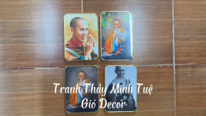 Tranh THẦY THÍCH MINH TUỆ 2024 - Tranh ĐỂ BÀN (II) - Chất liệu laminate tráng gương Gió Decor