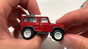 Mô hình xe Land Rover Defender 90 Boulevard Series 1:64 Hot Wheels Premium