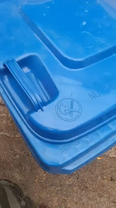 Thùng rác công cộng ngoài trời 120L - màu xanh dương có bánh xe