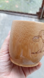 Cốc tre khắc hoa sen đã đánh bóng đẹp