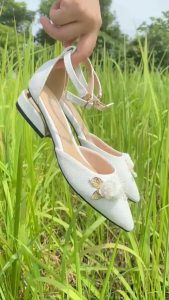 GIÀY CƯỚI GIÀY CÔ DÂU ĐẾ BỆT TRẮNG XƯỚC KIM TUYẾN CAO GÓT 2.5 PHÂN HỞ EO GÓT VUÔNG DECOR HOA VÀ KẸP THỜI TRANG