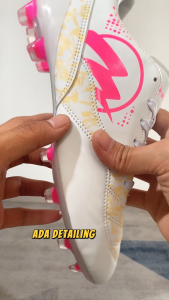 Muhsa.co - Sepatu Sepak Bola Pria Catalyst Sparkle Putih-Pink