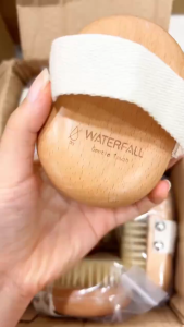 Bàn chải massage lưng không cán đeo vào tay Waterfall làm từ gỗ sồi mát xa toàn thân - Waterfall