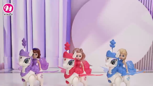 Đồ chơi hộp búp bê elsa chạy trên xe thăng bằng có cánh thiên thần hấp dẫn cho bé tặng kèm pin  nhiều mẫu (ảnh thật)