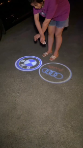 รถเมอซีเดสประตูโลโก้โคมไฟ LED ส่องสว่างสำหรับเมอร์เซเดสเบนซ์ CLA CLS C207 A207 C205 A205 C218 W218ไฟติดประตูรถยนต์ ไฟประดับรถยนต์ ไร้สายไม่ต้องเดินสาย ของแต่งรถ