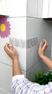 AT.Mall ตะขอแขวนติดผนัง 6 ตะขอในแถวเดียว (สีใส) | ตะขอแขวนอเนกประสงค์ ไม่ต้องเจาะ | รับน้ำหนักดี กันน้ำ (B63-1)