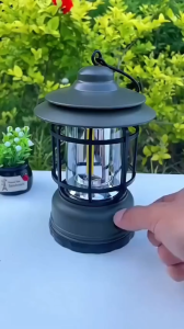 Đèn cắm trại dã ngoại du lịch đèn bão dùng Pin sạc USB tích điện ánh sáng vàng trang trí