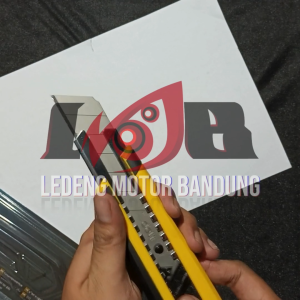 Deli Cutter Besar 25mm Utility Knife Auto Lock Alat Potong Kertas Pisau Serbaguna