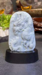 Grade AA burma jadeite 3D master craft 💯天然缅甸老玉翡翠 白底飘绿带黄 🐲祥龙观音站牌 🆓附送特制实木底座  牌高: 11cm  宽: 6.7cm  厚度: 1.4cm  净重: 266g 含底座高: 13cm  底座宽: 9.5x5cm  总重: 340g