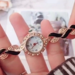 Jam Tangan Desainer Untuk Wanita Penjualan Laris Modis Gelang Daun Kuarsa Stainless Steel