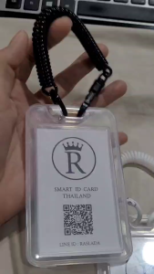R-814 กรอบพลาสติกใส่บัตรสีขาวใส พร้อมสายคล้องข้อมือแบบขด ยืดหยุ่นได้ (แพ็ค 1ชุด)
