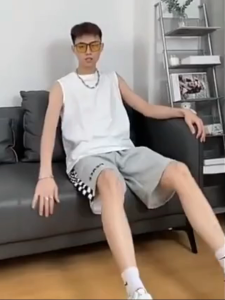 ผู้ชายในฤดูร้อน: กางเกงขาสั้นลายตารางหมากรุก ความรู้สึกให้กลุ่มถนนสูงหลวม กางเกงห้าจุดขากว้าง อินเทรนด์