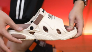 รองเท้าแตะผู้ชายฤดูร้อนรองเท้าแตะกันลื่นแบบใหม่พื้นหนารองเท้าแตะใส่ได้สองแบบลำลองน้ำหนักเบาสำหรับผู้ชาย