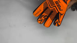 THE GLOVE WASH: Pembersih Sarung Tangan Kiper